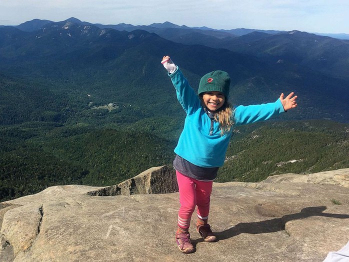 Bé gái 4 tuổi mê leo núi chinh phục thành tích đáng nể - Ảnh 4.