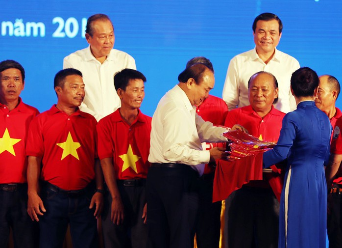 Thủ tướng cùng Báo Người Lao Động trao 10.000 lá cờ Tổ quốc cho ngư dân - Ảnh 1.