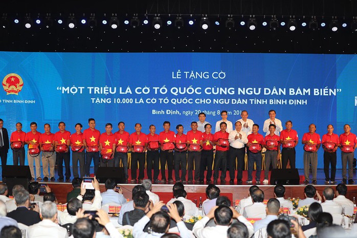 Thủ tướng cùng Báo Người Lao Động trao 10.000 lá cờ Tổ quốc cho ngư dân - Ảnh 5.