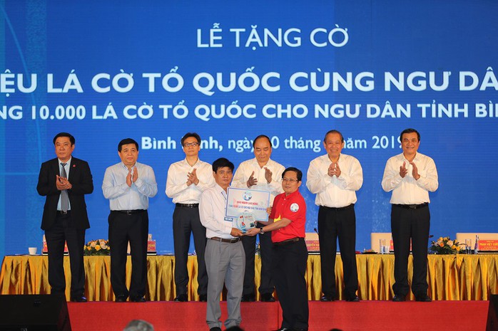 Thủ tướng cùng Báo Người Lao Động trao 10.000 lá cờ Tổ quốc cho ngư dân - Ảnh 7.