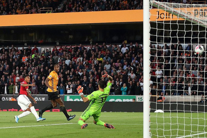 Paul Pogba đóng vai tội đồ, Man United mất thắng ở hang sói - Ảnh 3.