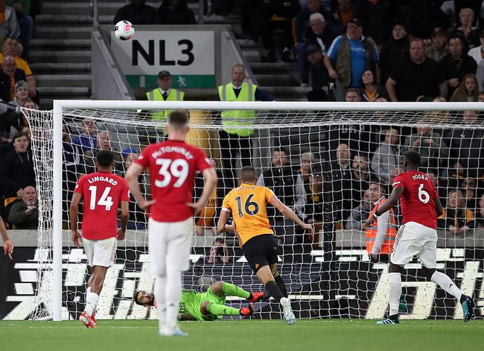 Paul Pogba đóng vai tội đồ, Man United mất thắng ở hang sói - Ảnh 8.