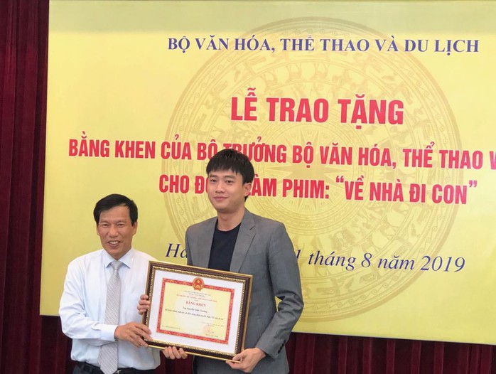 Nhận bằng khen của Bộ VH-TT-DL, Bảo Thanh hỏi Bộ trưởng đã xem bao nhiêu tập phim Về nhà đi con? - Ảnh 5.