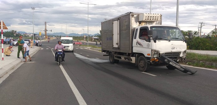 Xe tải tông taxi, 1 khách du lịch tử vong, 2 bị thương - Ảnh 1.