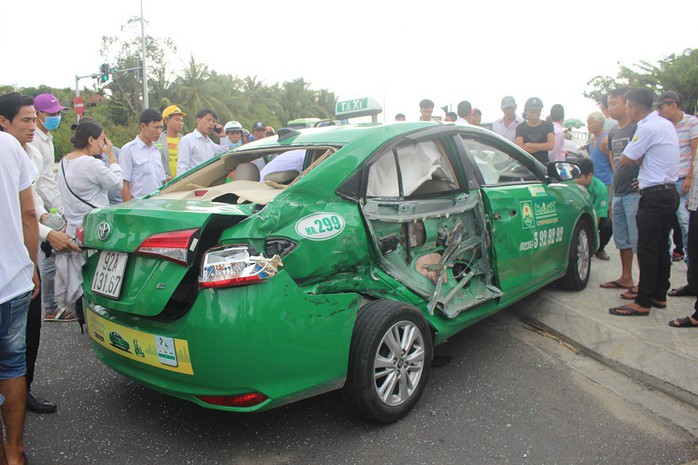 Xe tải tông taxi, 1 khách du lịch tử vong, 2 bị thương - Ảnh 2.