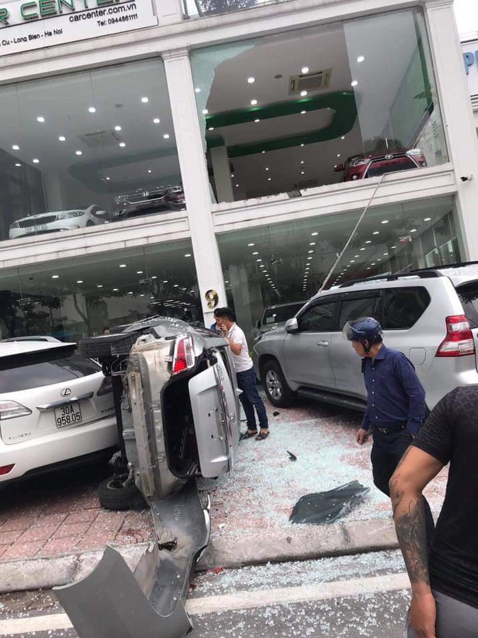 Xe Vios bất ngờ lao từ tầng 2 showroom xuống đất, rơi trúng xe Toyota Prado - Ảnh 1.