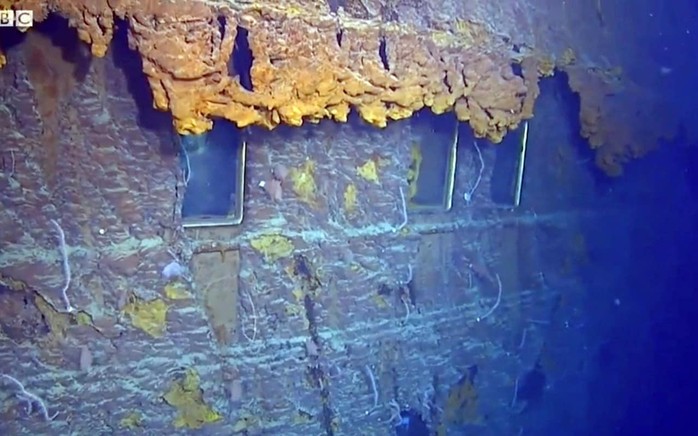Con tàu Titanic huyền thoại đang tan rã vào đại dương - Ảnh 2.
