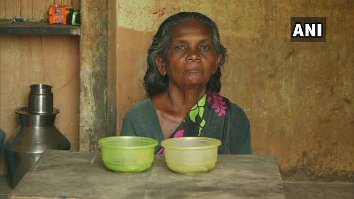 Cụ bà 65 tuổi sống trong nhà vệ sinh công cộng 19 năm - Ảnh 1.