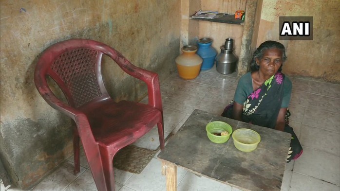 Cụ bà 65 tuổi sống trong nhà vệ sinh công cộng 19 năm - Ảnh 2.