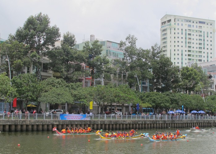 Tưng bừng đua thuyền rồng mừng Quốc khánh trên kênh Nhiêu Lộc - Ảnh 1.