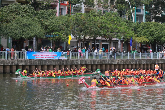 Tưng bừng đua thuyền rồng mừng Quốc khánh trên kênh Nhiêu Lộc - Ảnh 6.
