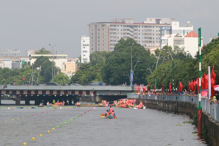 Tưng bừng đua thuyền rồng mừng Quốc khánh trên kênh Nhiêu Lộc - Ảnh 7.