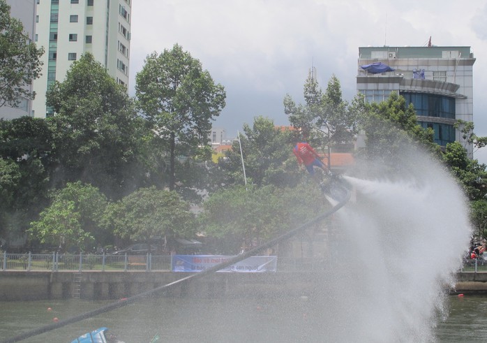 Tưng bừng đua thuyền rồng mừng Quốc khánh trên kênh Nhiêu Lộc - Ảnh 11.