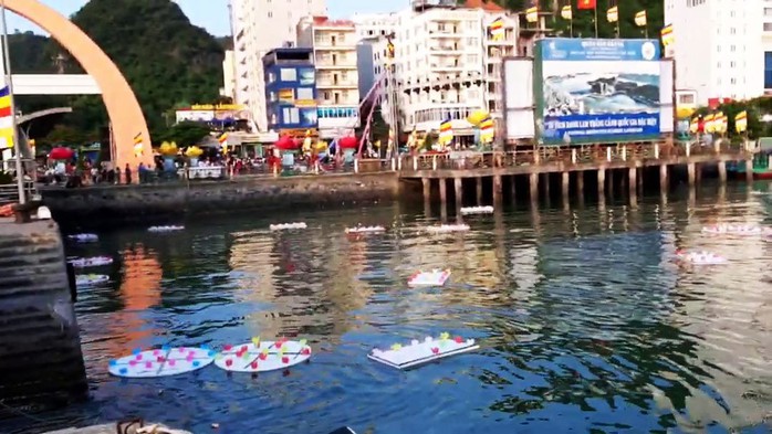 Ầm ĩ vụ việc 30.000 hoa đăng thả xuống vịnh Lan Hạ gây ô nhiễm - Ảnh 6.