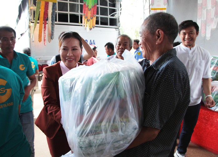 Công ty BĐS Đảo Vàng trao quà cho đồng bào bị thiệt hại do lũ lụt - Ảnh 2.