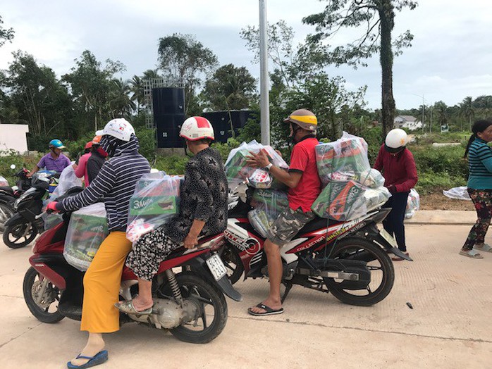 Công ty BĐS Đảo Vàng trao quà cho đồng bào bị thiệt hại do lũ lụt - Ảnh 5.