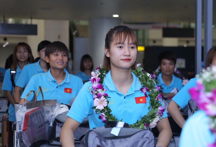 Clip: Các cô gái vàng vô địch bóng đá nữ Đông Nam Á rạng rỡ trở về - Ảnh 10.