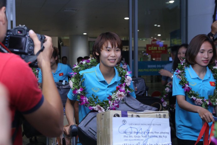 Clip: Các cô gái vàng vô địch bóng đá nữ Đông Nam Á rạng rỡ trở về - Ảnh 8.