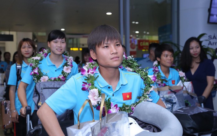 Clip: Các cô gái vàng vô địch bóng đá nữ Đông Nam Á rạng rỡ trở về - Ảnh 11.