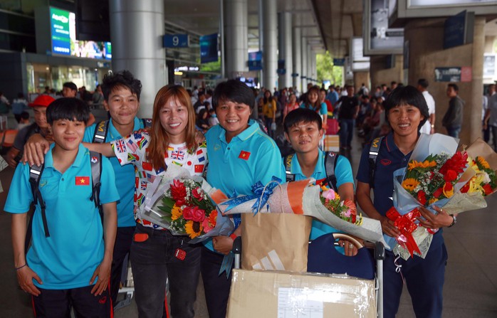 Đội tuyển nữ về nước, HLV Mai Đức Chung khoe học trò được mời xuất ngoại - Ảnh 4.