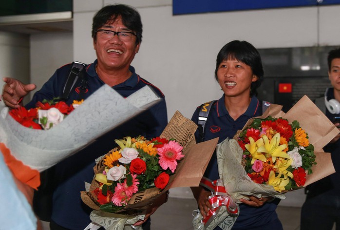Đội tuyển nữ về nước, HLV Mai Đức Chung khoe học trò được mời xuất ngoại - Ảnh 3.