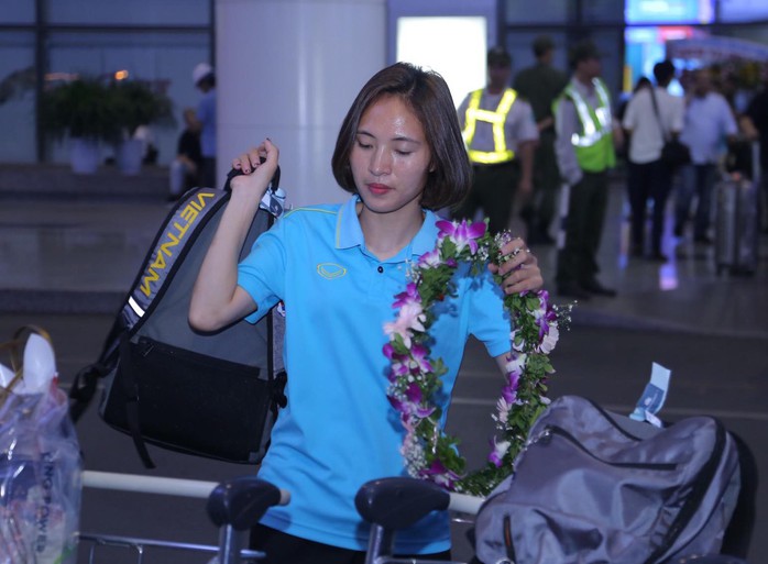 Clip: Các cô gái vàng vô địch bóng đá nữ Đông Nam Á rạng rỡ trở về - Ảnh 19.