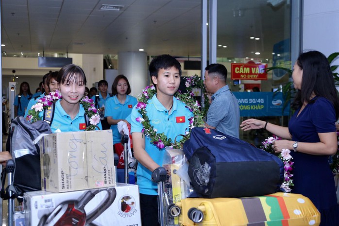 Clip: Các cô gái vàng vô địch bóng đá nữ Đông Nam Á rạng rỡ trở về - Ảnh 20.