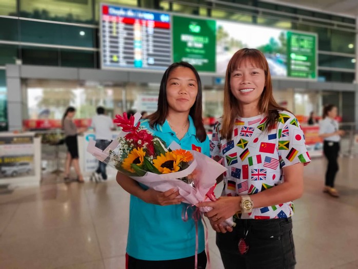 Đội tuyển nữ về nước, HLV Mai Đức Chung khoe học trò được mời xuất ngoại - Ảnh 2.