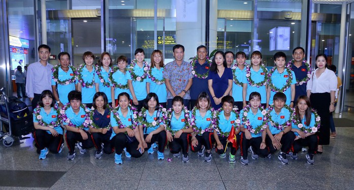 Clip: Các cô gái vàng vô địch bóng đá nữ Đông Nam Á rạng rỡ trở về - Ảnh 12.