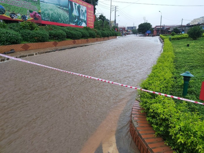 Mộc Châu chìm trong nước lũ - Ảnh 3.