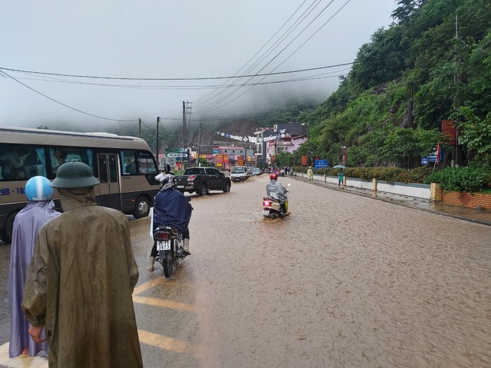 Mộc Châu chìm trong nước lũ - Ảnh 4.