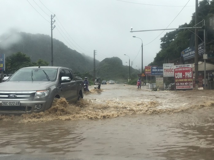 Mộc Châu chìm trong nước lũ - Ảnh 8.