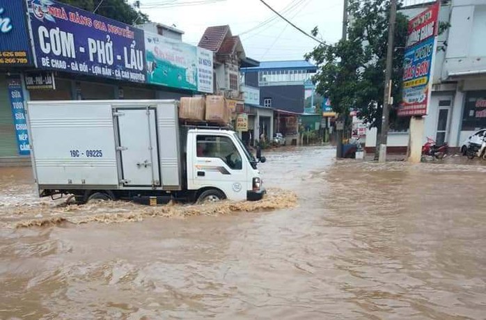 Mộc Châu chìm trong nước lũ - Ảnh 9.