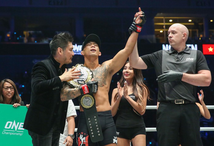 Hạ knockout đối thủ Nhật Bản, Martin Nguyễn bảo vệ thành công ngôi vô địch hạng lông. - Ảnh 7.