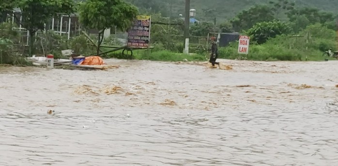 Mộc Châu chìm trong nước lũ - Ảnh 16.