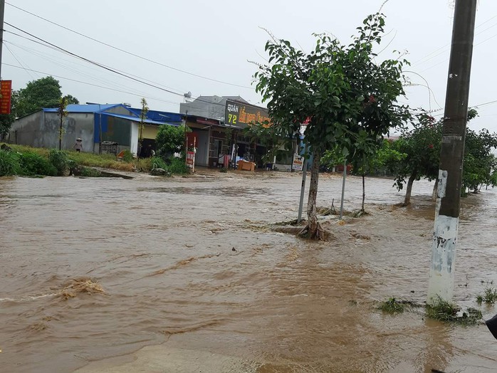 Mộc Châu chìm trong nước lũ - Ảnh 17.