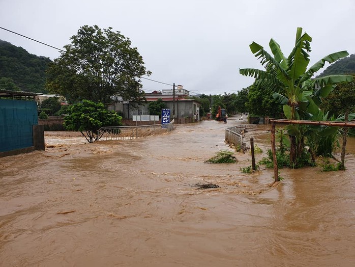 Mộc Châu chìm trong nước lũ - Ảnh 19.