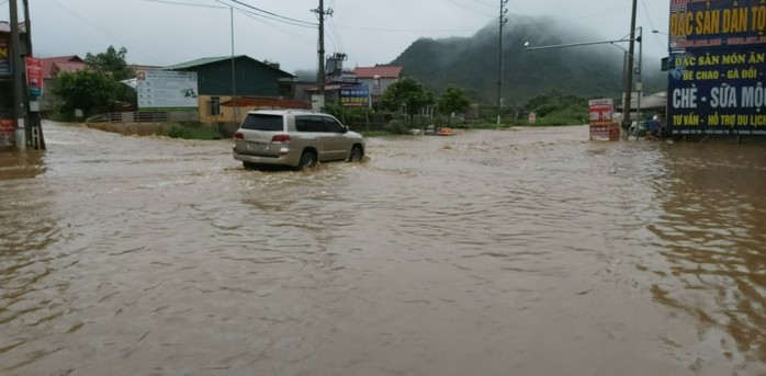 Mộc Châu chìm trong nước lũ - Ảnh 20.