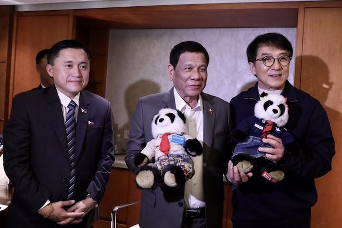 Thăm Trung Quốc, Tổng thống Duterte “đánh quả lẻ” với cựu cố vấn - Ảnh 2.
