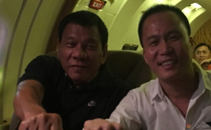Thăm Trung Quốc, Tổng thống Duterte “đánh quả lẻ” với cựu cố vấn - Ảnh 1.