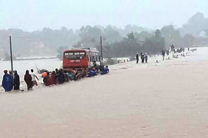 Clip: Thót tim cảnh xe khách chở 60 nữ công nhân cố vượt đường ngập nước lũ - Ảnh 1.