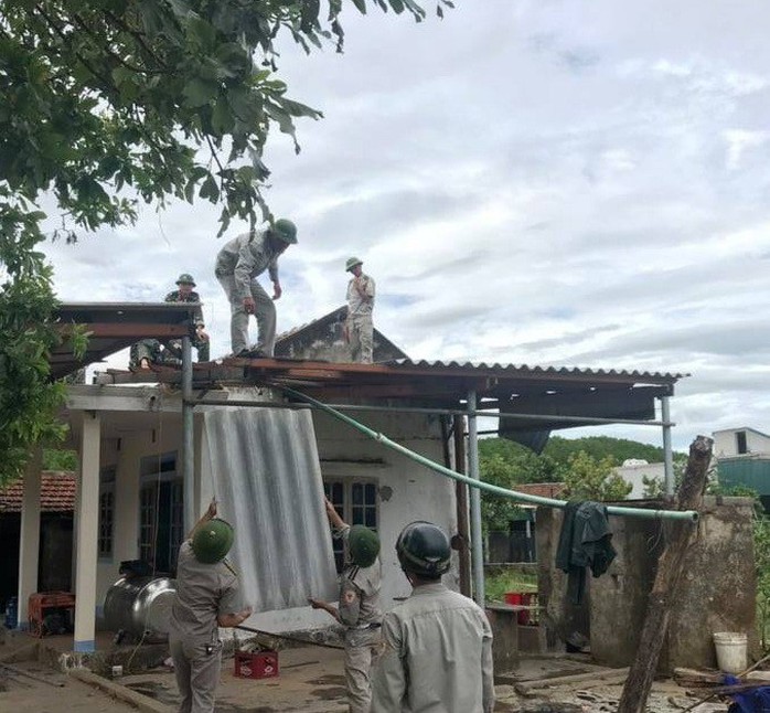 Hà Tĩnh khẩn trương giúp đỡ 41 hộ dân bị sập, tốc mái nhà do lốc xoáy - Ảnh 3.