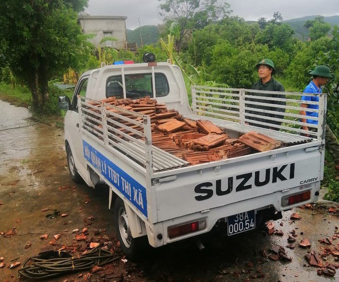 Hà Tĩnh khẩn trương giúp đỡ 41 hộ dân bị sập, tốc mái nhà do lốc xoáy - Ảnh 4.