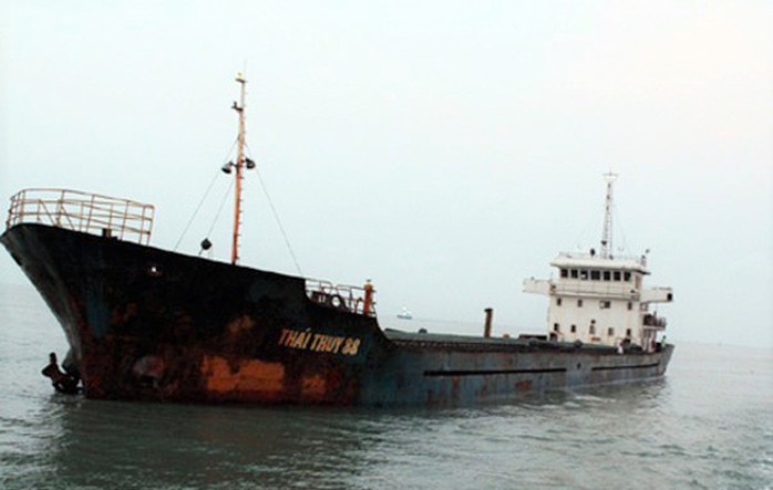 10 thuyền viên được cứu sau một ngày đêm trôi dạt trên biển  - Ảnh 1.