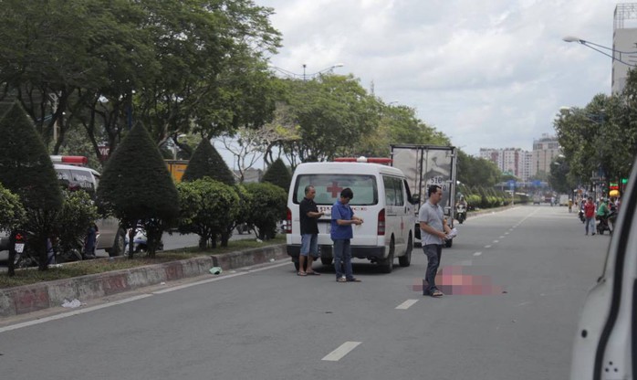 Xe máy tông nhau trên đường Trường Chinh, người phụ nữ tử nạn dưới bánh xe tải - Ảnh 1.