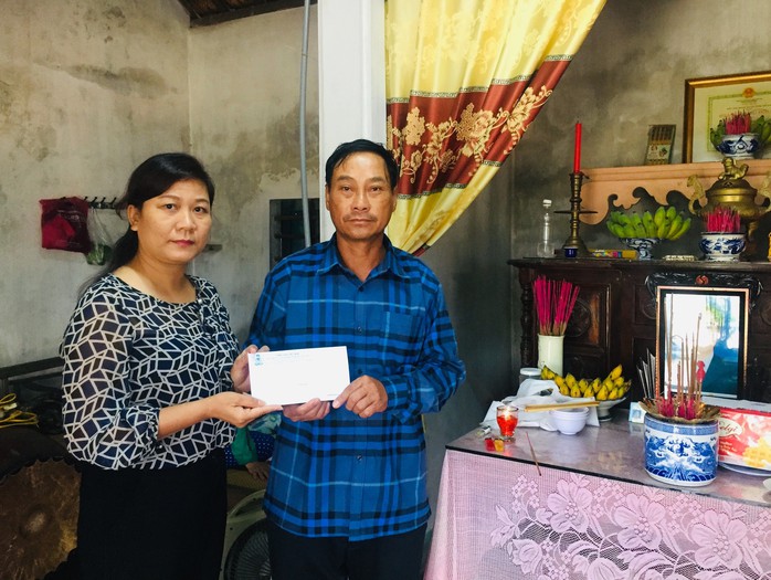 LĐLĐ tỉnh Quảng Trị hỗ trợ gia đình công nhân bị tử vong khi cứu người - Ảnh 1.