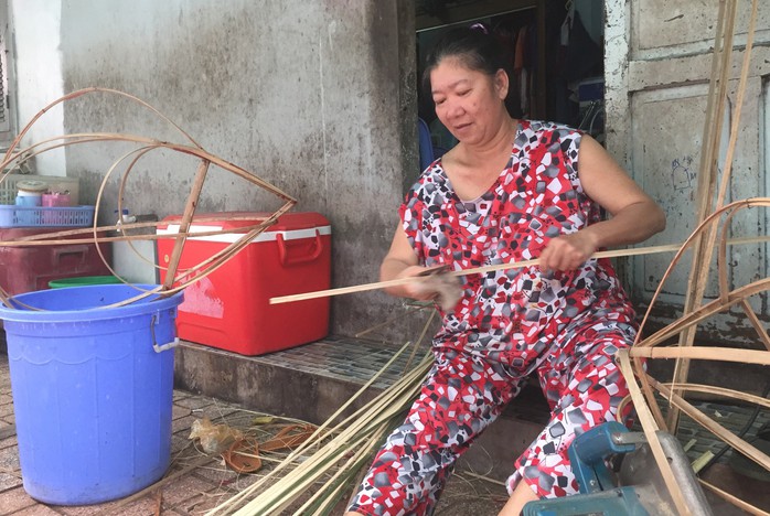 Người phụ nữ làm lồng đèn khiến khách mua quay lưng với hàng Trung Quốc - Ảnh 1.