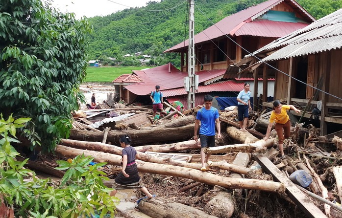 Cận cảnh bản làng tan hoang nơi 17 người bị lũ dữ cuốn trôi, 12 người mất tích - Ảnh 1.