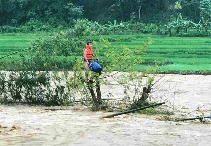 Nam thanh niên nhảy xuống cứu người đàn ông ôm cây giữa dòng nước lũ suốt 10 giờ - Ảnh 3.