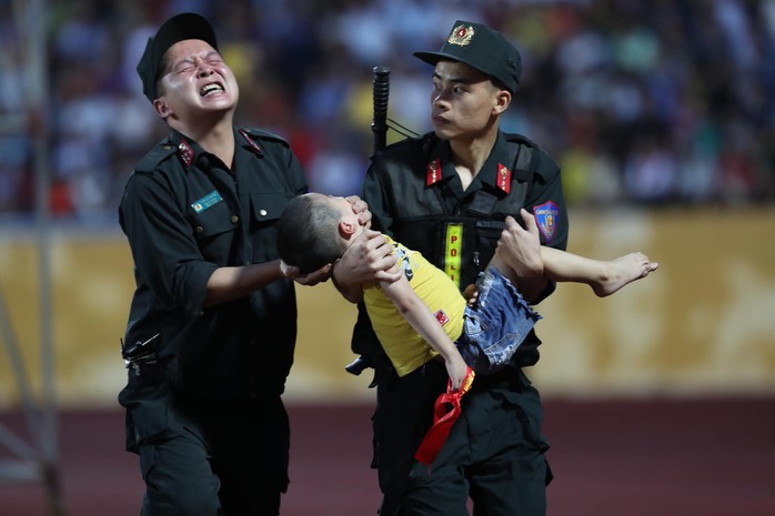 Xúc động hình ảnh cảnh sát cơ động nén đau cứu CĐV nhí ngất xỉu ở sân Thiên Trường - Ảnh 2.